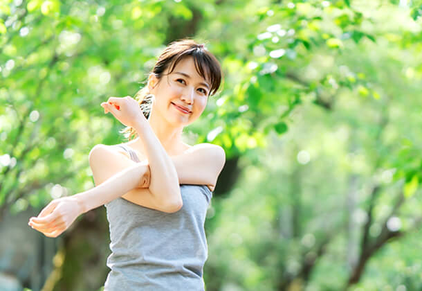 運動している女性